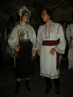 Традиционные костюмы невесты и жениха
