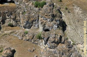 Вид правого склона ущелья Тринка с несколькими пещерами в нем
