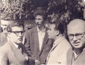 I. Edlis, N. Harin, D. Fedov în ograda studioului de film