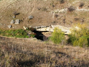 Один из первых водопадов ущелья