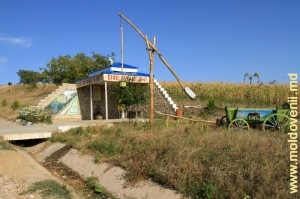 Живописный туристический привал с колодцем в Яловенском районе у трассы Кишинев-Чимишлия