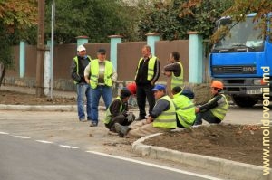 Группа рабочих на строительстве сорокской трассы