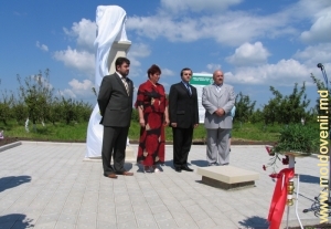 Oaspeţi de onoare la ceremonia de inaugurare a monumentului